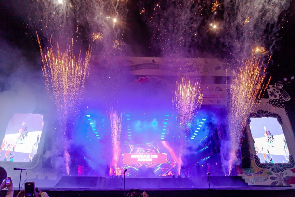 Palco do Festival de Inverno de Garanhuns com fogos e público
